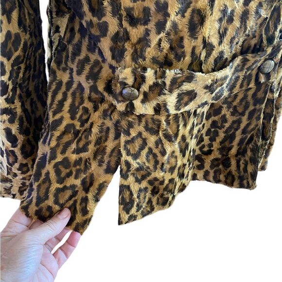 Double breasted faux cheetah jacket. Soft lined beautiful condition. Size 6. - Picture 7 of 14